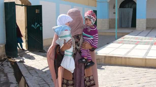 Subhania, a social mobilizer based in Kandahar city, bringing two children for vaccination at Haqani mosque in Manzal Bagh subdistrict. © UNICEF Afghanistan/2021/Hamdard